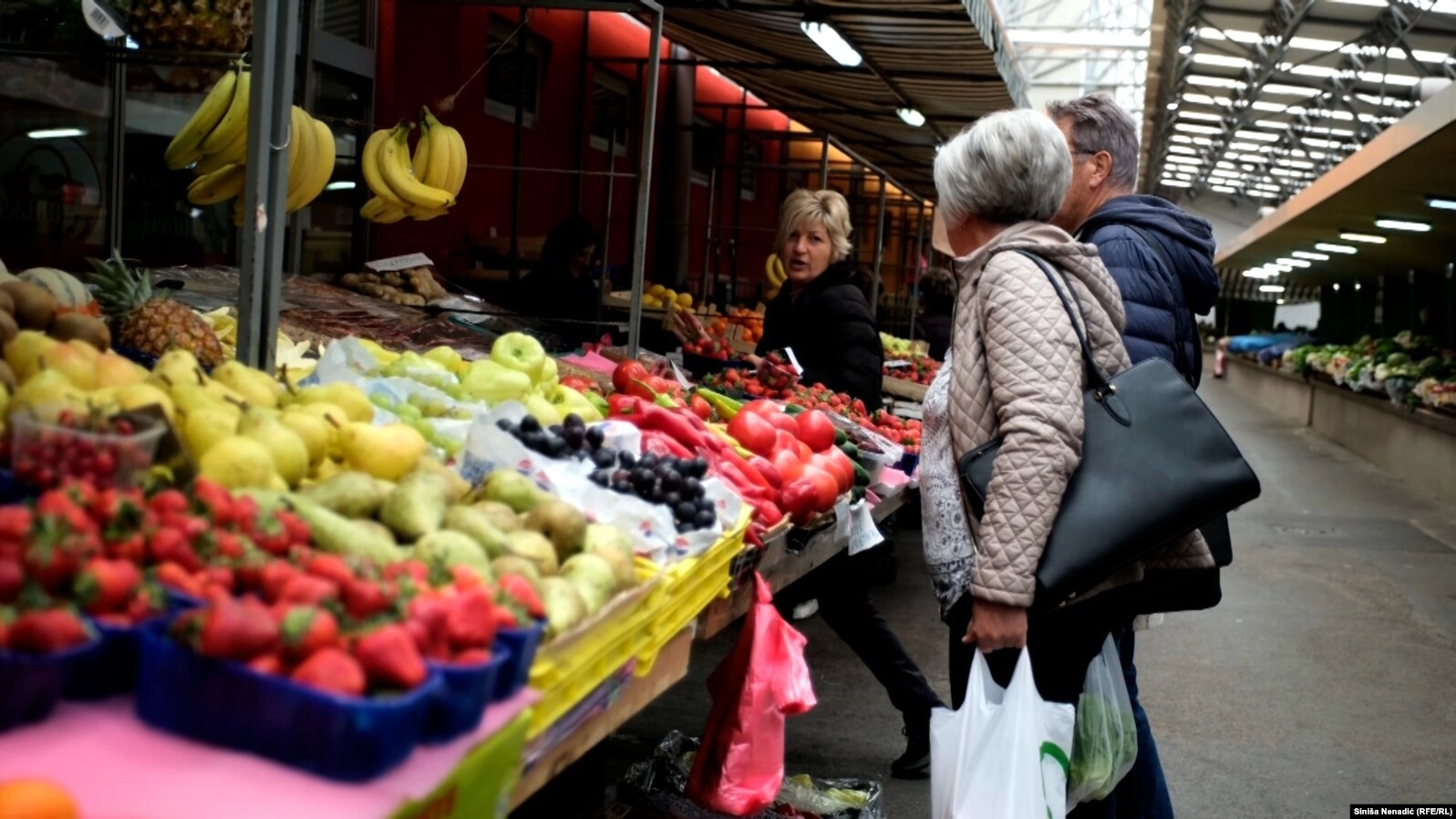 NESPOSOBNA VLAST I SVE SIROMAŠNIJI GRAĐANI: Štednja na hrani i kupovina na akcijama